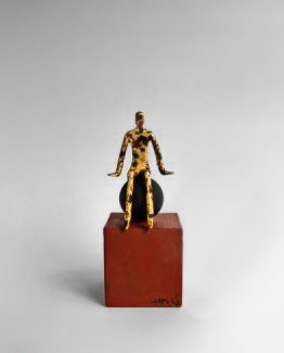 Escultura hombre sentado en esfera
