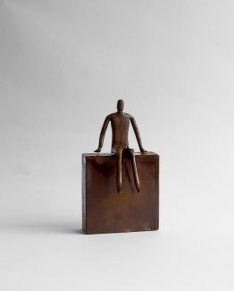 Escultura Hombre sentado en base cuadrda