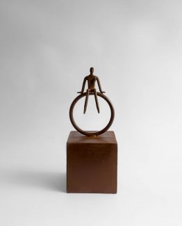 Escultura Hombre sentado en aro sobre cubo
