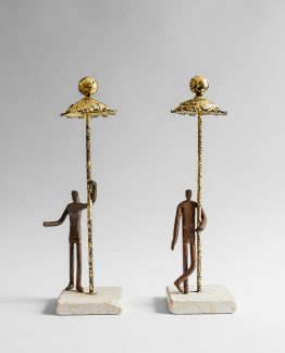 Escultura Hombre y Mujer con sombrillas
